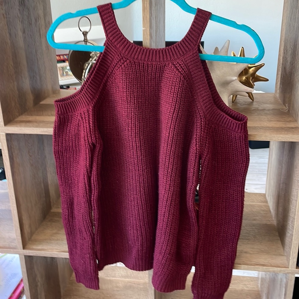Chunky cold shoulder crew neck knitted sweater burgundy